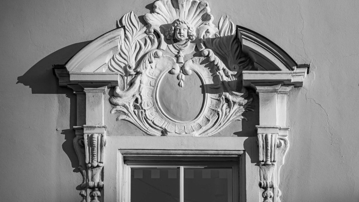 DEFOTO Bayreuth Dirk E. Ellmer. Historisches Fenster mit Ornamenten in der historischen Innenstadt von Bayreuth