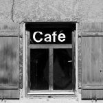 DEFOTO Bayreuth Dirk E. Ellmer. - Fenster einen verlassenen Cafés in der Innenstadt von Bayreuth