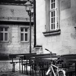 DEFOTO Bayreuth Dirk E. Ellmer. Bierbänke mit Fahrrad in der historischen Innenstadt von Bayreuth.