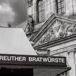 DEFOTO Bayreuth Dirk E. Ellmer. Bratwurst-Haus mit Spitalkirche im Hintergrund. Bratwürste