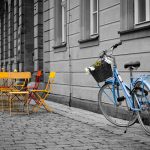 DEFOTO Bayreuth Dirk E. Ellmer. Historische Innenstadt von Bayreuth. Straßencafé mit Fahrrad
