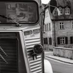 DEFOTO Bayreuth Dirk E. Ellmer.. Historischer Lieferwagen vor einen Straßencafé. Bayreuth Geißmarkt