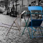 DEFOTO Bayreuth Dirk E. Ellmer. Tisch mit Stühlen im Regen vor einem Straßencafé.