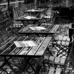 DEFOTO Bayreuth Dirk E. Ellmer. Biergarten - leere Tische im Regen
