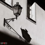 DEFOTO Bayreuth Dirk E. Ellmer. Straßenlaterne mit Schatten in der historischen Innenstadt von Bayreuth.