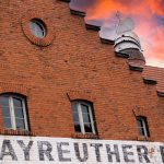 DEFOTO Bayreuth Dirk E. Ellmer. Historische Backstein-Fassade Bayreuther Bierbrauerei mit rot gefärbten Himmel