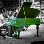 Musik auf Bayreuther Marktplatz - grünes Klavier