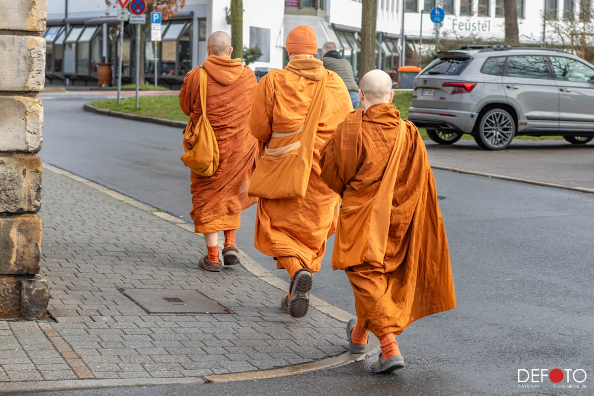 Buddhistische Mönche vom Kloster Muttodaya aus Herrnschrot bei Gundlitz/Stammbach besuchen Bayreuth